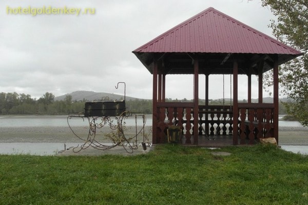 Беседка на берегу реки Катунь