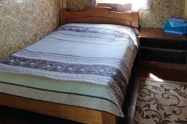 Двухместная кровать и тумбочка