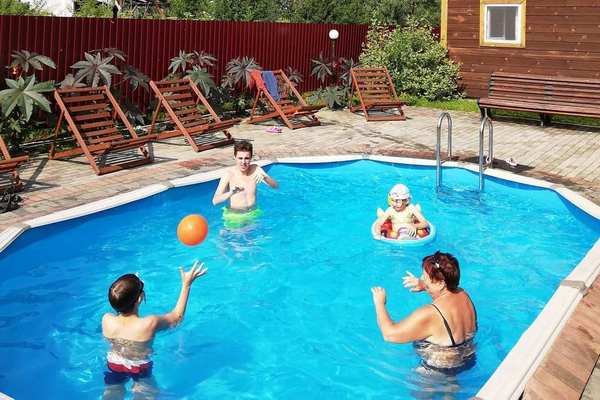 Открытый летний бассейн