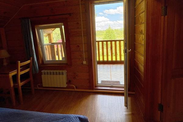 Спальня с балконом