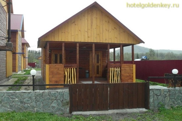 Летний деревянный домик